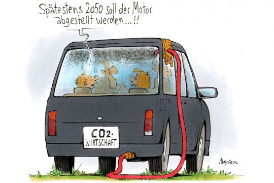 Karikatur: Familie sitzt im Auto, Abgase werden in Fahrgastraum geleitet. Kind sagt: "Spätestens 2050 soll der Motor abgestellt werden!"