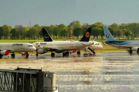 Geparkte Flugzeuge von Lufthansa und Tuifly am Flughafen Hannover-Langenhagen.