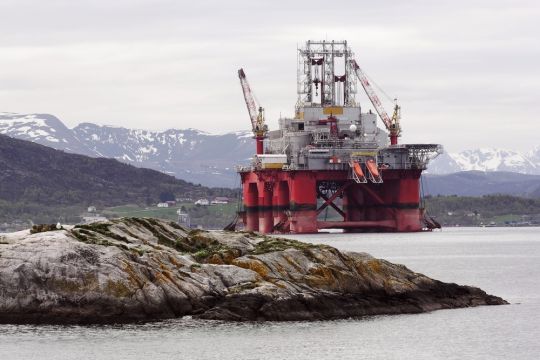 Ölplattform in norwegischer Fjord-Landschaft.